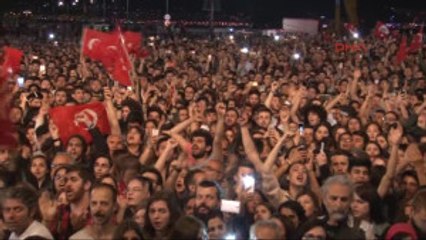 Izmir'de Havai Fişekli, Konserli Kutlama