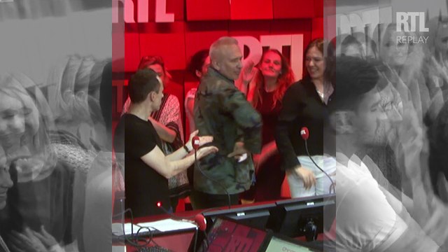 Jean-Paul Gaultier fait un clin d'oeil à Madonna en dansant sur Vogue