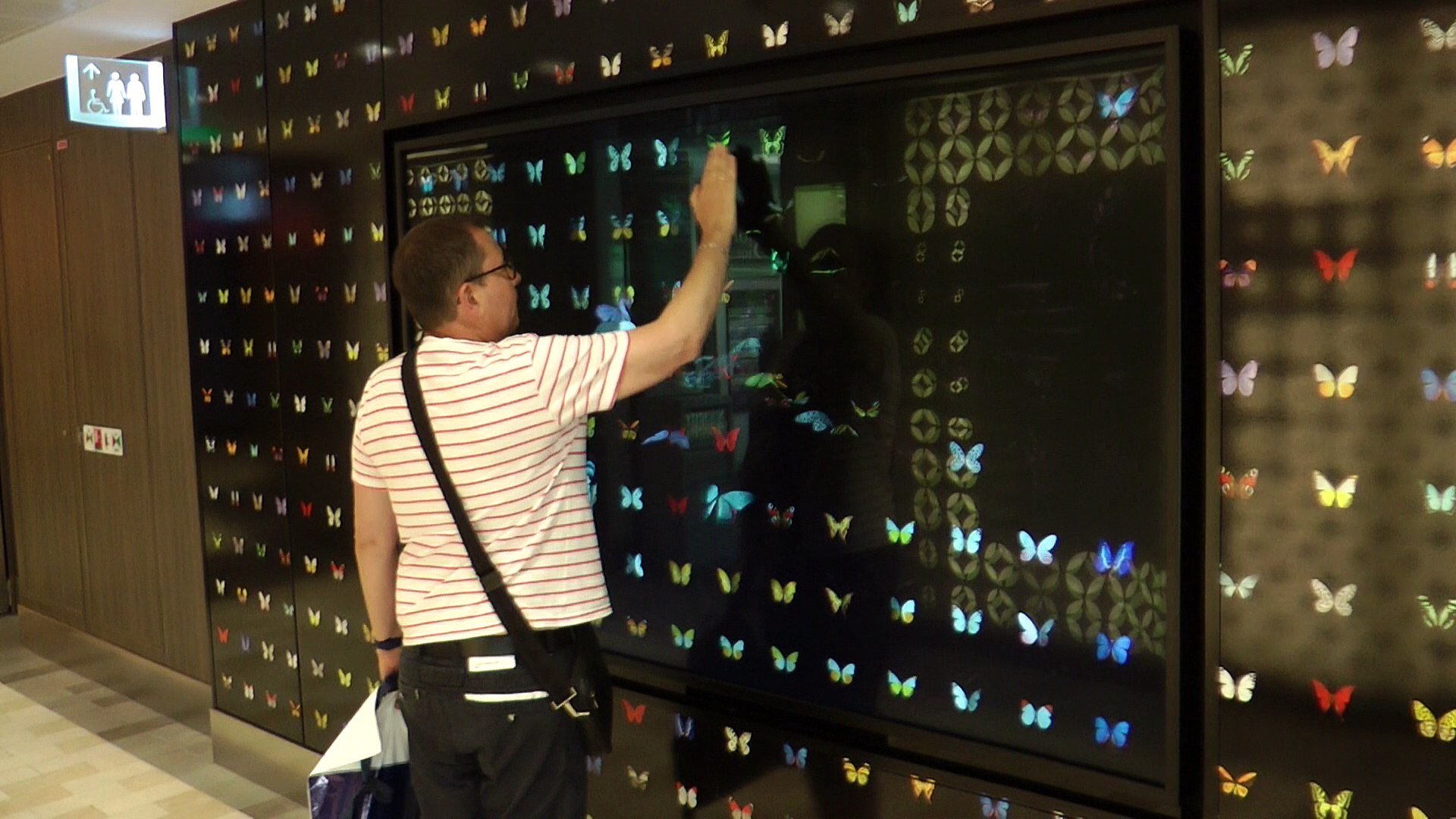⁣tableau digital Flutter Wall (mur du battement d'ailes) à bord du Ovation of the Seas, juin 201