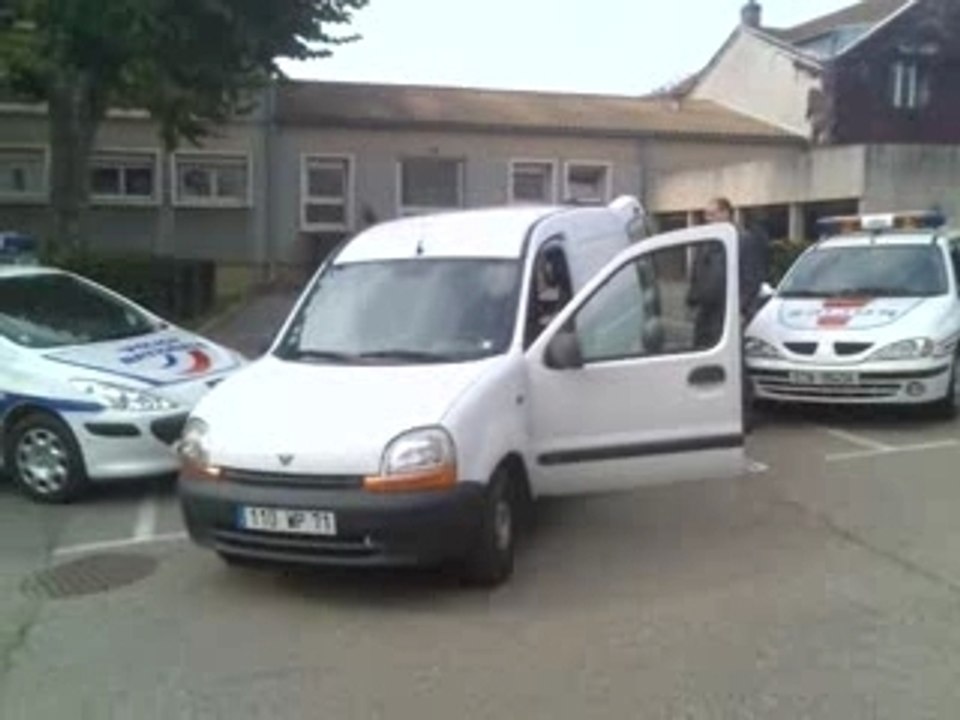 Chien ki cherche du chit