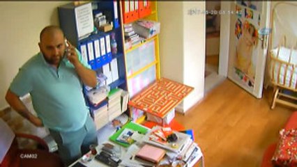 O Anlar Kamerada... Oğlunu Görmek İçin Ekmek Bıçağıyla Kreşi Bastı