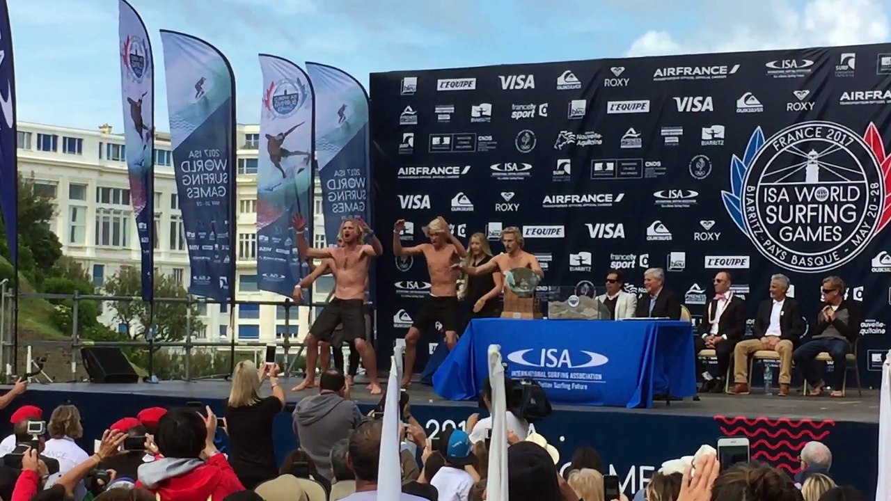 Adrénaline - Surf : Le haka de l'équipe de Nouvelle-Zélande de surf aux mondiaux ISA 2017 à Biarritz