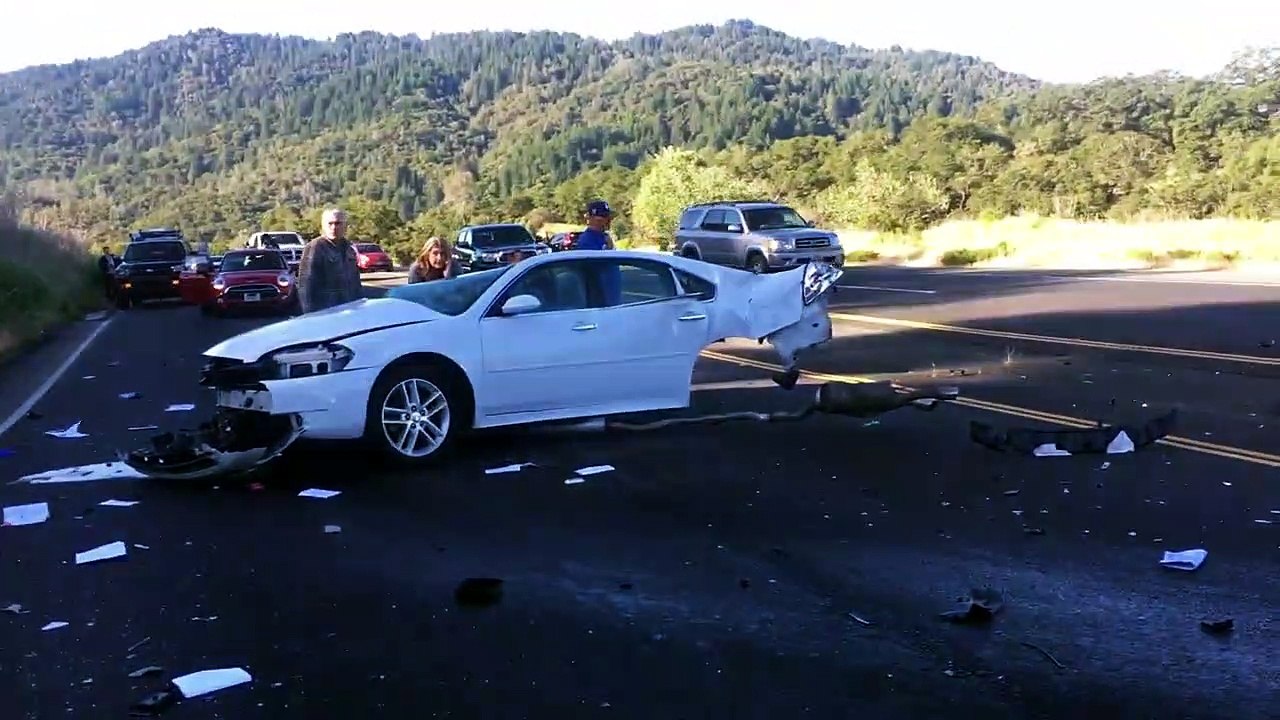 Un SUV découpe une voiture sur toute la longueur après un gros accident