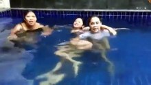 Dewi persik berenang