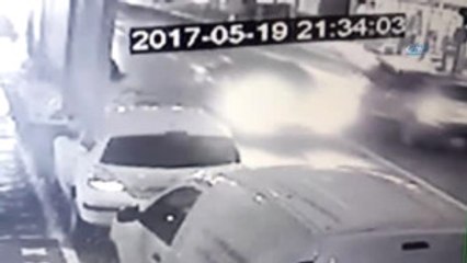 Kaza Anı Kamerada... Yolun Karşısına Geçmeye Çalışan Yaşlı Adama Otomobil Çarptı