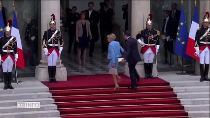 Les premiers pas de Brigitte Macron à l'Élysée
