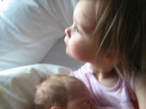 Ma Lola qui découvre sa petite soeur Louane le 11 juillet 2009 quelques heures après sa naissance