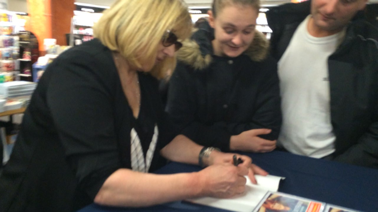 Marie Myriam en séance de dédicaces à PLANET'R