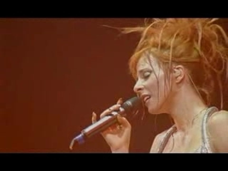 Mylene farmer laisse le vent empoter tous1