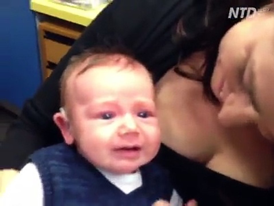 niño escucha por primera vez (emotivo video)