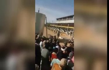 لحظة إغلاق محطة ضخ البترول "الفانا" من قبل رجال الكامور والجيش يلتزم بالحياد