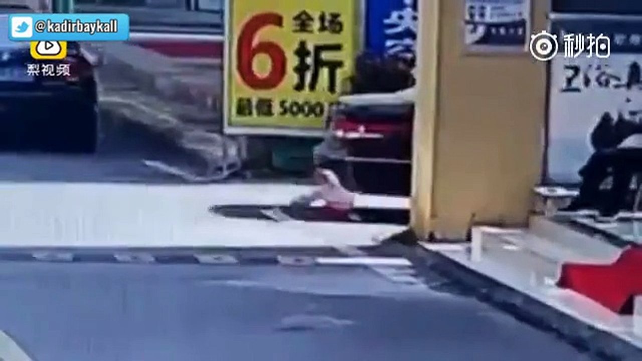 Arabanın Altında Kalıp Hayatına Devam Eden Küçük Kız