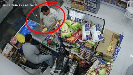 Thief in saudi arabia - trick cashier and fraud him 500 riyal