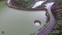 Un homme filme cet énorme trou mystérieux qui aspire toute l’eau d’un lac ! Les images capturées sont incroyables!