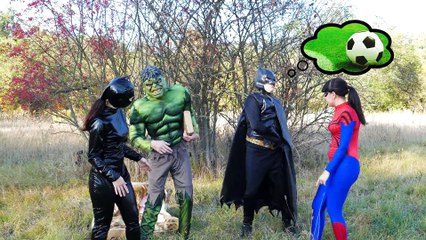 Catwoman and SpiderGirl found a box with a surprise! What is inside؟؟؟ Who will get a surprise؟halk and batman try to he