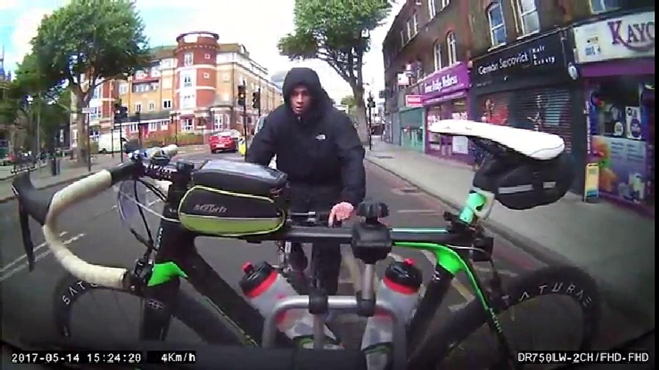 Un cycliste essaie de voler un vélo accroché à une voiture (Londres)
