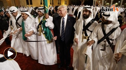 Aksi Trump menari tarian pedang di Arab Saudi