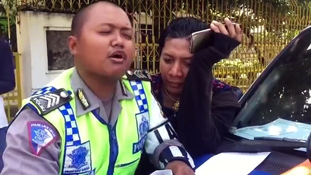VIDEO Kocak Ketika Polisi Semarang Tilang dan di Rayu Seorang Pria Kemayu