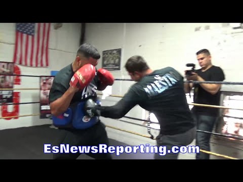 MAURICIO HERRERA DIGS INTO VICIOUS BODYSHOTS!!! BUCKLES HIS TRAINER'S LEGS!!! - EsNews Boxing