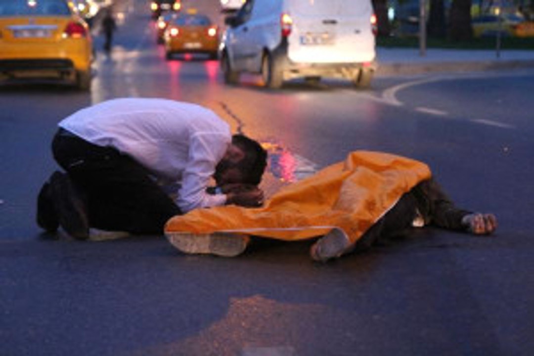 Fatih'te Motosiklet Kazasından Acı Kare: Dakikalarca Elini Tutup Başında Gözyaşı Döktü