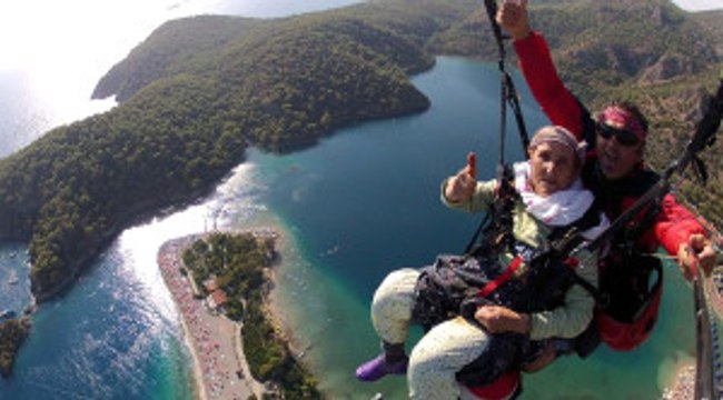 Muğla Halime Ninenin Yamaç Paraşütü Keyfi İzlenme Rekoru Kırdı