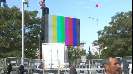 Kongreyi Dışarıda İzleyecek Vatandaşlar İçin Dev Ekran Kuruldu