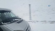 Van'da Kar Yağışı... Özalp İlçesi Beyaza Bürünürken, Güzeldere Geçidi'nde Araçlar Mahsur Kaldı