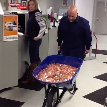 Il vient payer son amende avec 300.000 pièces de 1 centime : 6 brouettes