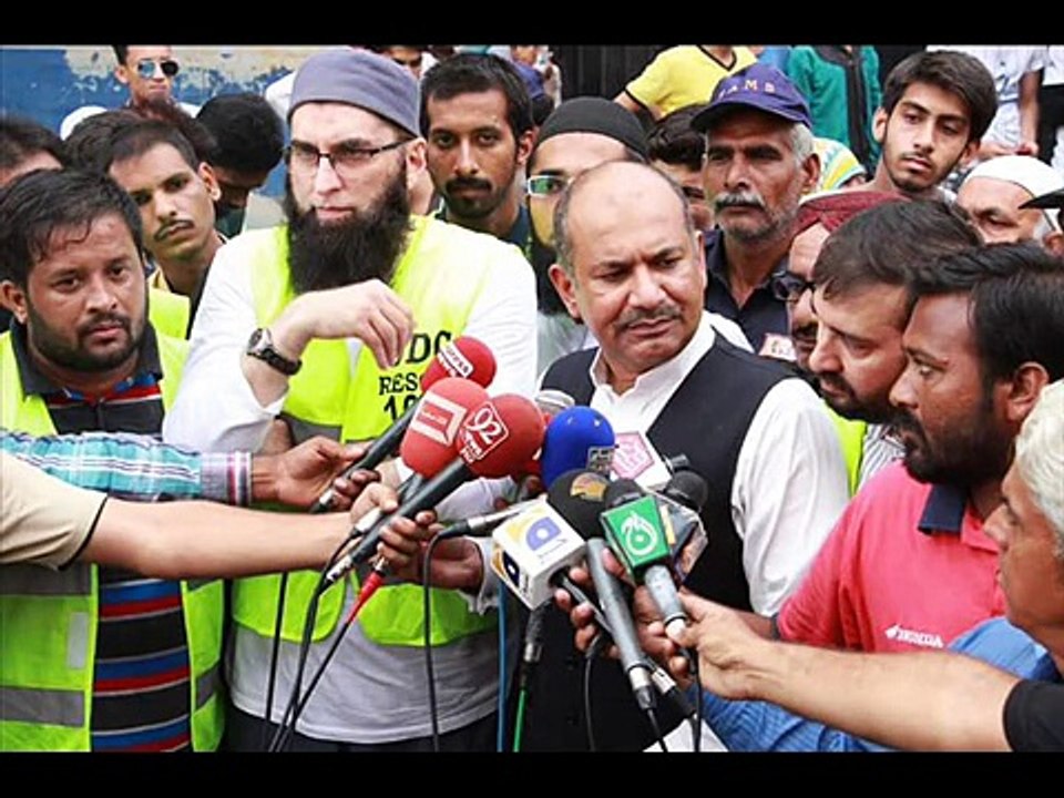 Shaheed Junaid Jamshed's Sons social activity with Binoria Media Team & JDC at footpath school