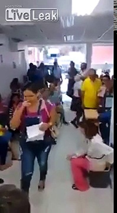 Sağlık Ocağının Çöp Kutusuna İşeyen Kadın