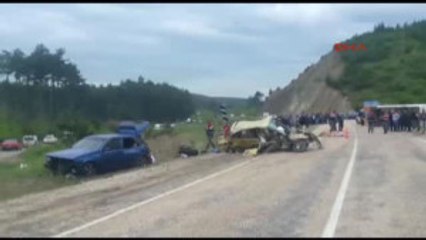 Bursa'da Yolcu Midibüsü Ile Otomobil Çarpıştı 3 Ölü 11 Yaralı