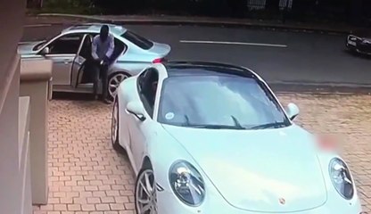 Un homme tente de carjacker une Porsche