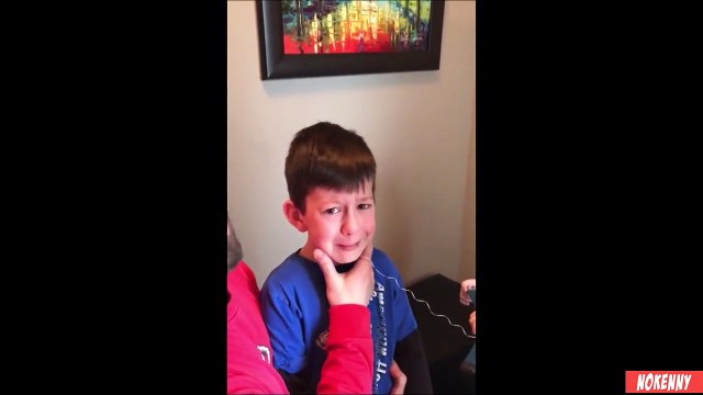 Ce petit bout de chou impatient, arrache la dent qui bougée de son grand-frère