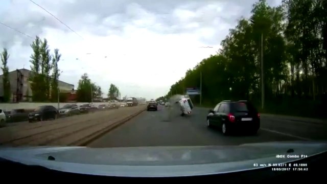 Voiture renversée par l'explosion d'une plaque d'égout sur la route en Russie !