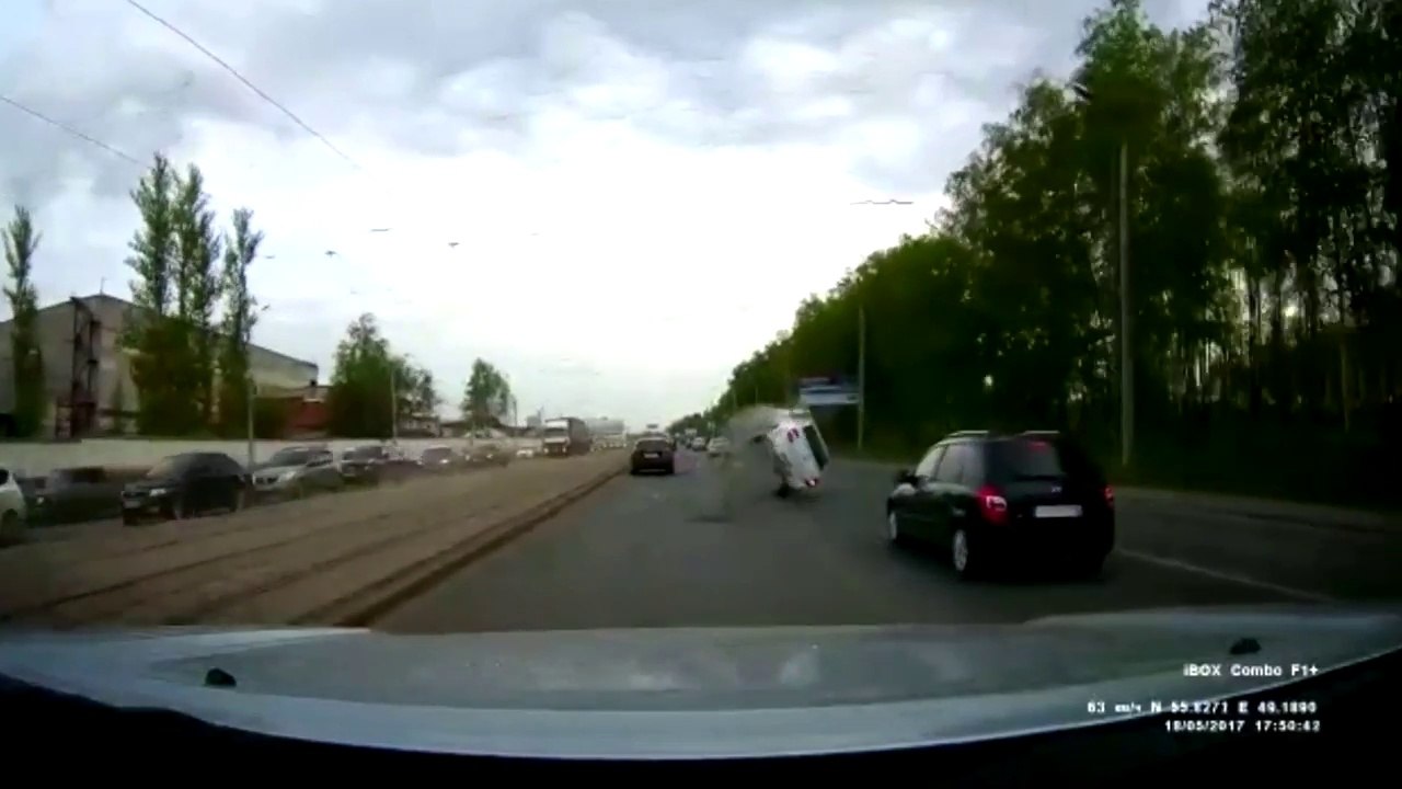 Voiture renversée par l'explosion d'une plaque d'égout sur la route en Russie !