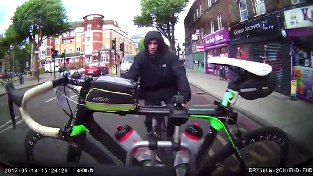 Ce cycliste essaye de voler un vélo accroché à une voiture en route !