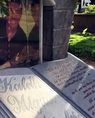 Thiago, hijo de Kanner Morales, visitando la tumba de su tío Kaleth