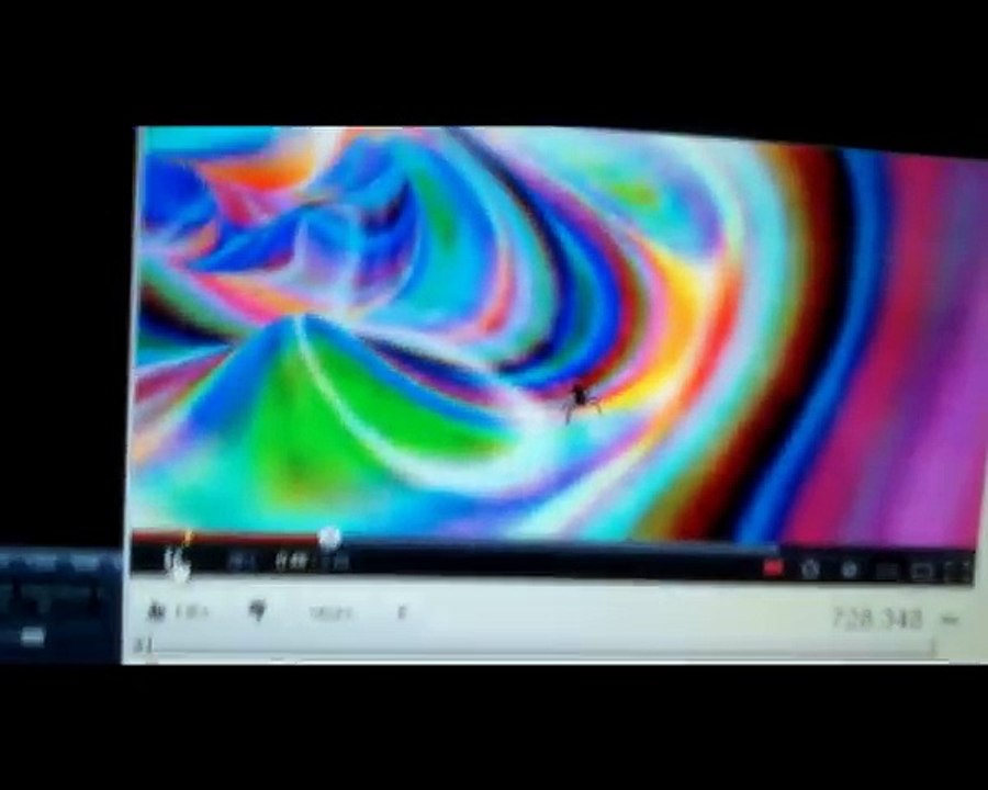 Cette araignée sur l'écran d'ordi devient folle !