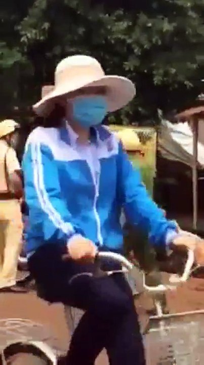 Bị cảnh sát giao thông thổi phạt, nam sinh cấp 2 châm lửa đốt xe
