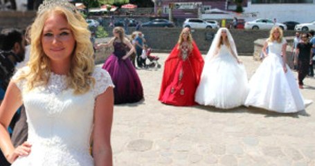 Rus Mankenler Diyarbakır Surlarını Gezip, Halay Çekti