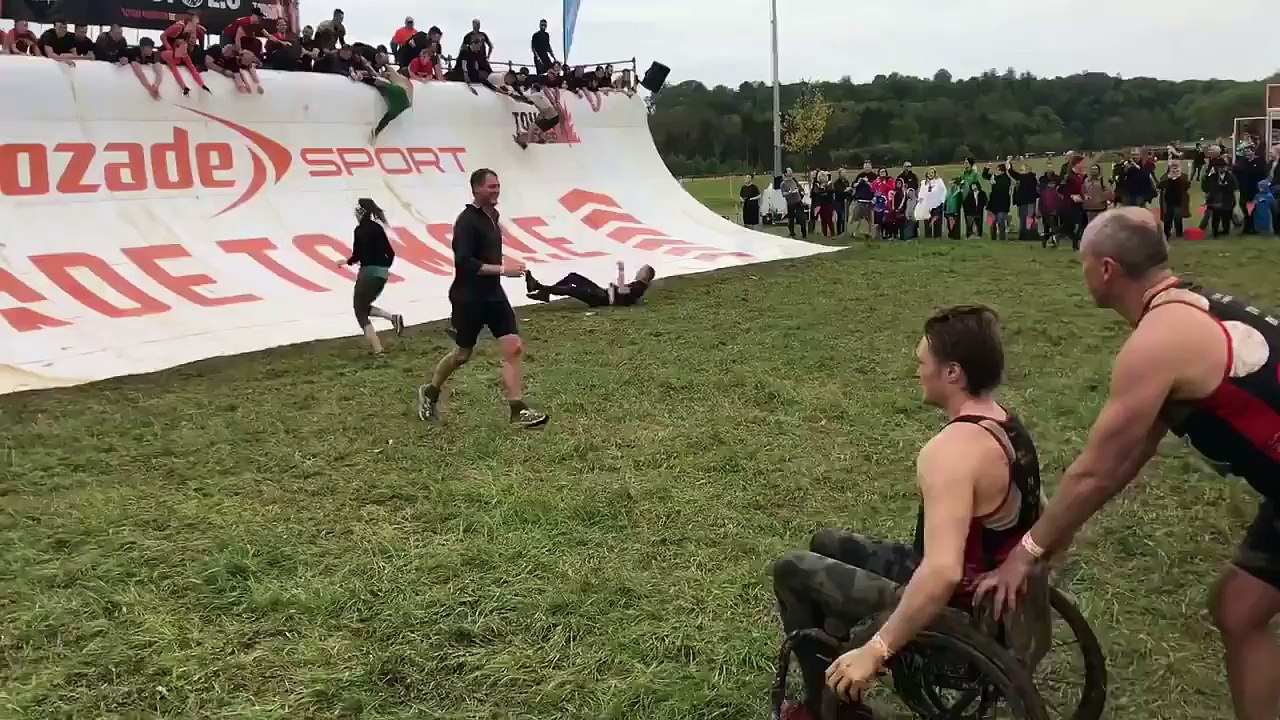 Un père et son fils inspirent les participants d'une course à obstacles et ils réagissent de manière émouvante