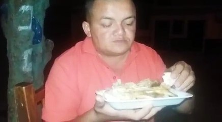 ERLIN CARRANZa Comiendo baleadas