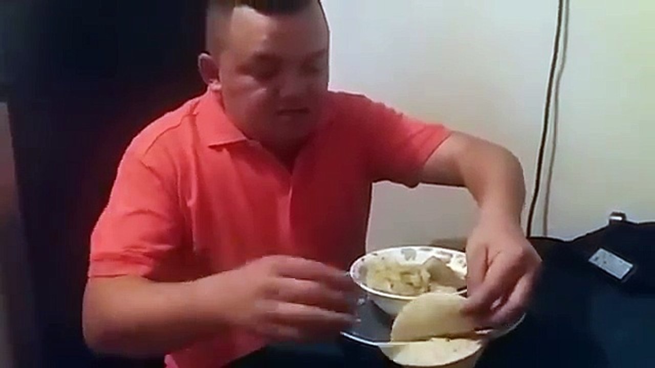 ERLIN CARRANZA comiendo sopa de vaca