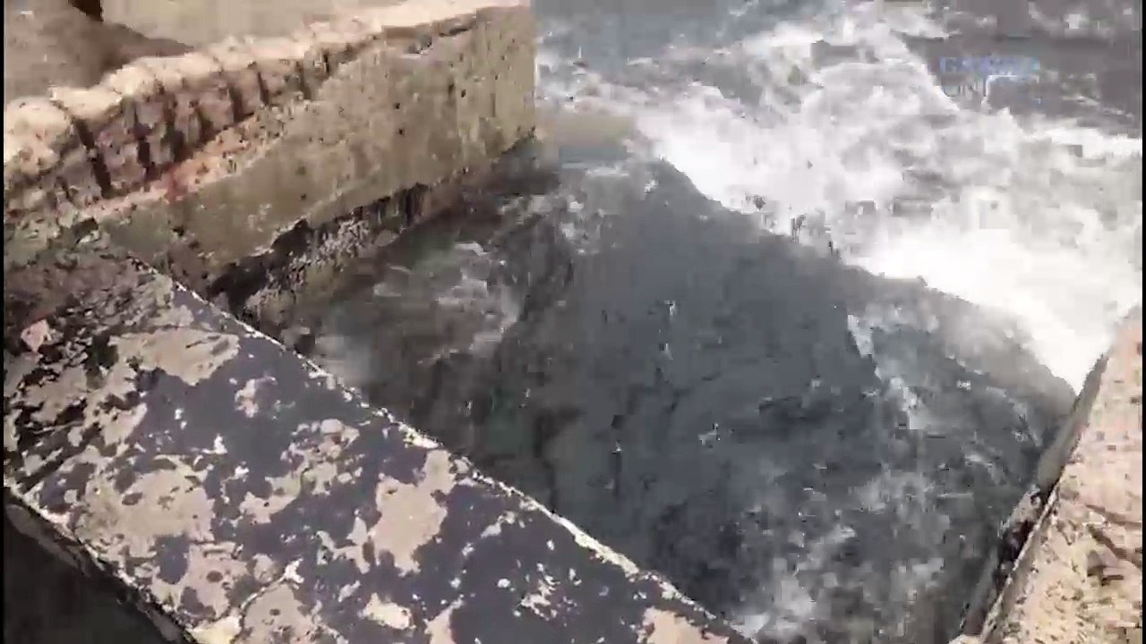 Esgoto volta a ser despejado na praia da Ilha do Frade