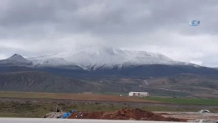 Tatvan'da Yüksek Kesimlere Kar Yağdı