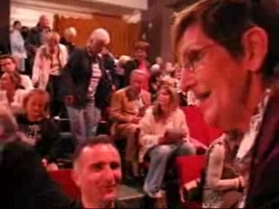 LE JURY PREND PLACE