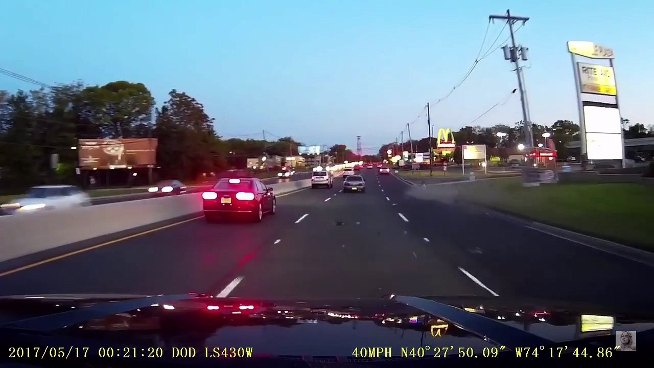 Por adelantar a los demás este Motociclista termina sufriendo las consecuencias