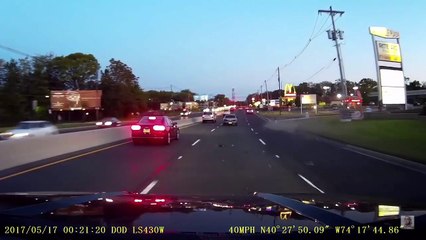 Por adelantar a los demás este Motociclista termina sufriendo las consecuencias