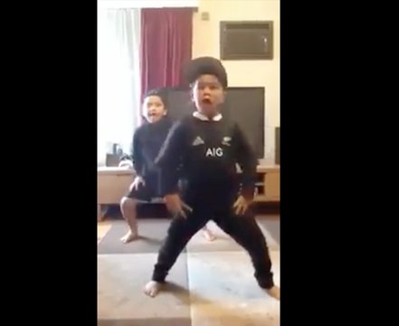 Deux Jeunes de 6 ans maîtrisent déjà très bien le Haka