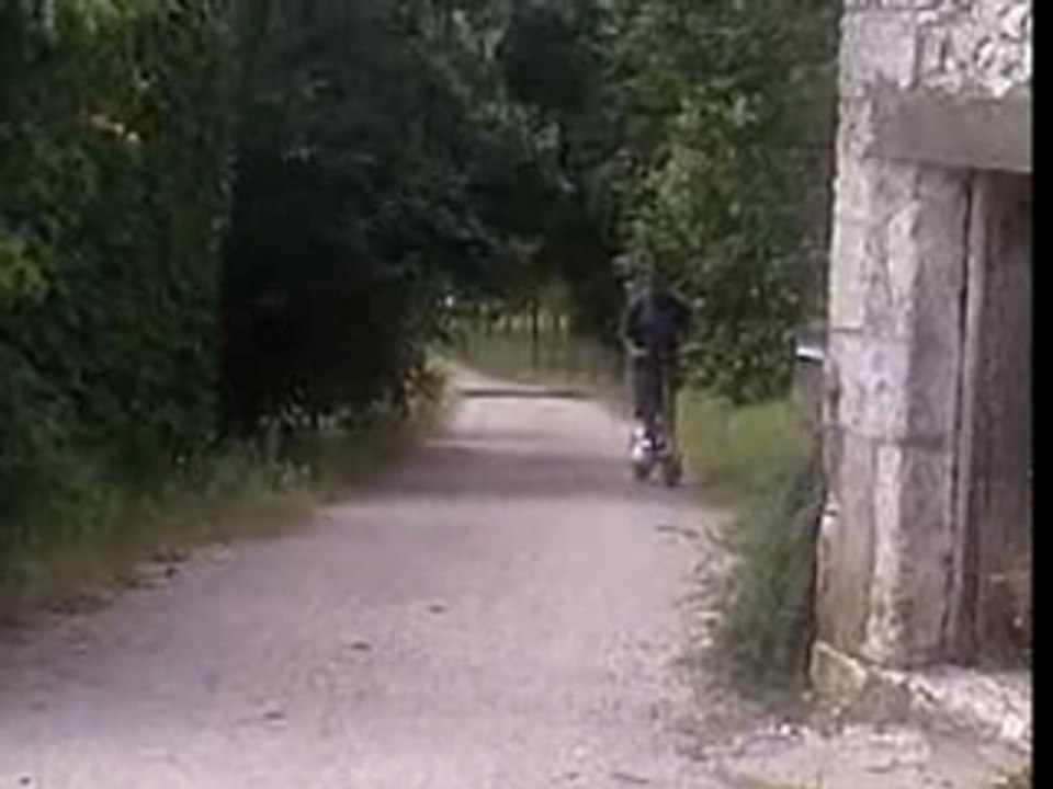 regis fait de la trotinette